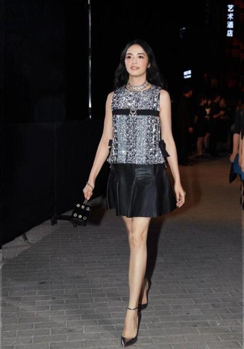 孟晚舟最新亮相太娇艳!穿全套香奈儿大方秀身材,戴脚镣也超优雅
