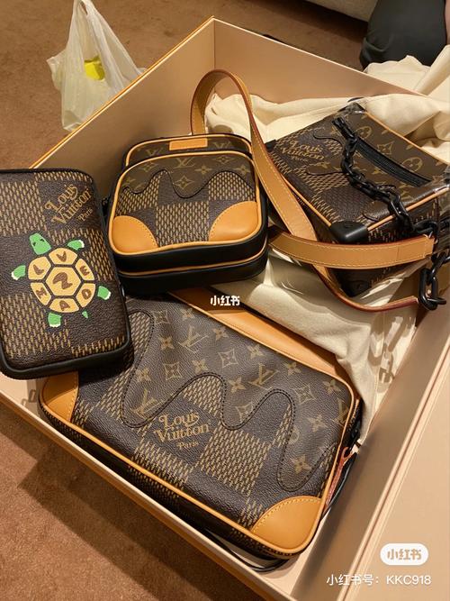 lv nigo新款联名合作款邮差包_邮差包_路易威登怎么样
