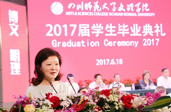 政治与法律学院毕业生罗震东代表全体毕业生发言,毕业生代表卢文玉
