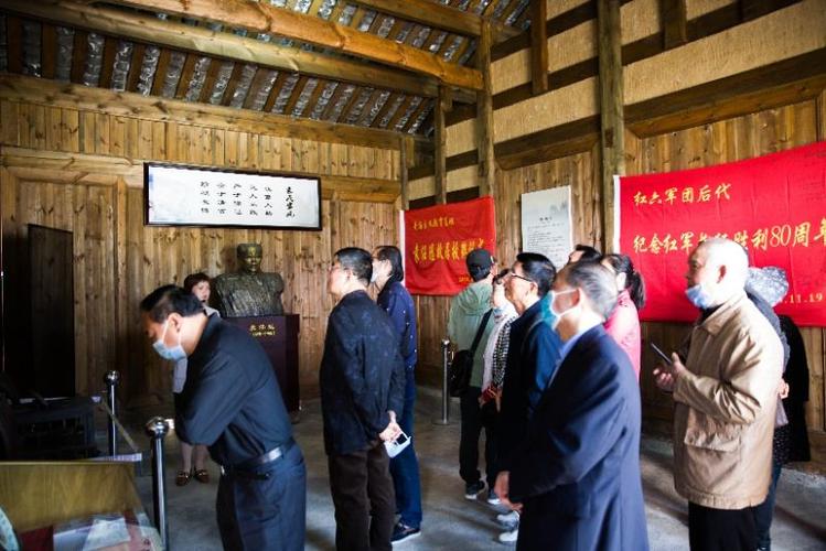 大家认真观看袁任远故居陈列的袁任远生平图片,资料.