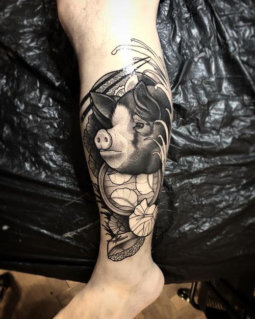 小腿黑灰写实猪头纹身图案