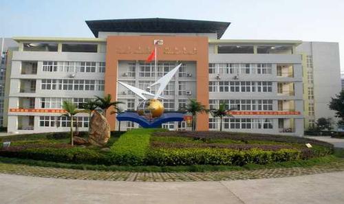 西彭园区实验小学,简称"西园小",创建于2004年8月,位于重庆市西彭工业