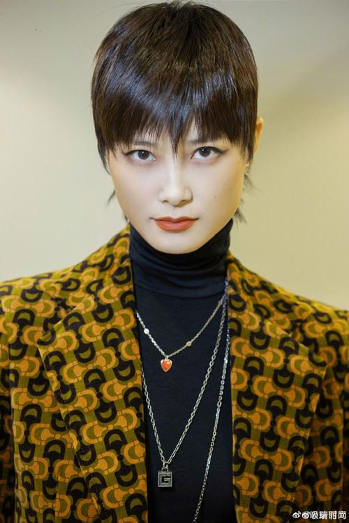 李宇春有多爱帽衫#李宇春超话最新时尚造型来了～身穿马衔扣格纹提花