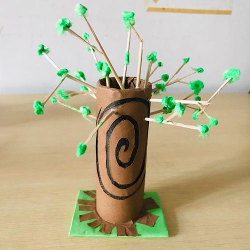 用彩纸绕成的树根和用棉签做成的树枝