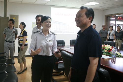 8月28日下午,省人大常委会副主任赵鹏来到徐州市,走访基层"代表之家"