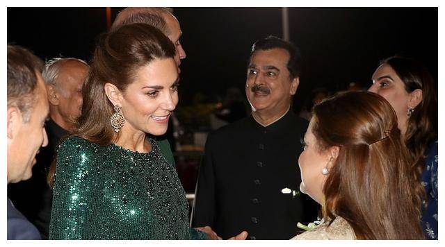 肩上的围巾是当地服装的特色,凯特王妃很朴素,到巴基斯坦后,穿的衣服