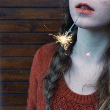 手拿烟花的女生头像孤独伤感 遇见你之前我也是个很骄傲的人