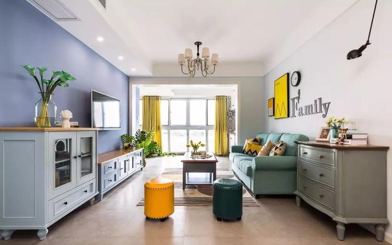 首先我们看一下客厅的装修效果图,电视背景墙上做了隔板的设计,操作