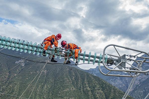 洛克路线上的电力高空作业为西电东送保驾护航