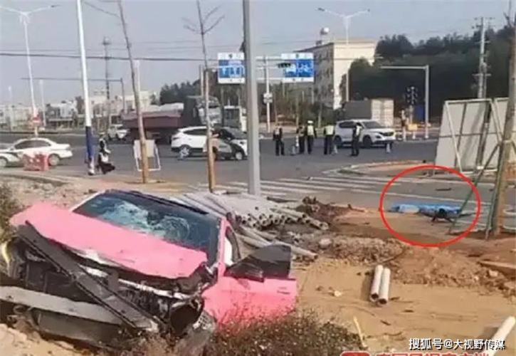 当天下午,一辆粉红色的奔驰车沿北海市向海大道南北方向快速行驶