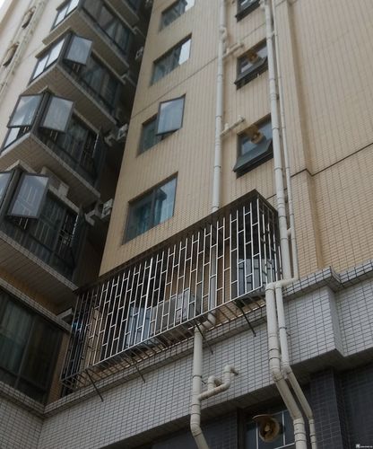 金地物业不作为香林世纪华府小区二楼平台违建光污染