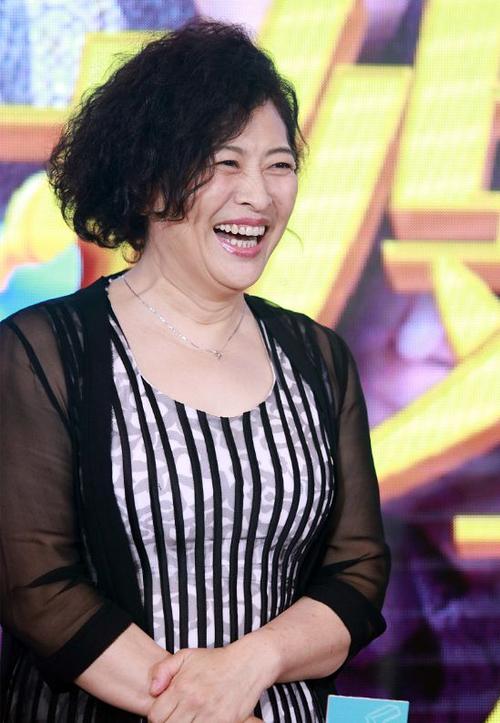 58年许娣老的自然发福身材穿粉嫩裙装样式松垮没曲线焦虑