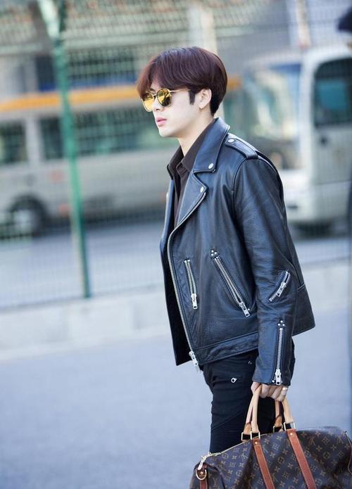 好啦,王嘉尔的穿搭就分享到这里,看完他的造型是不是对你的穿搭有了些