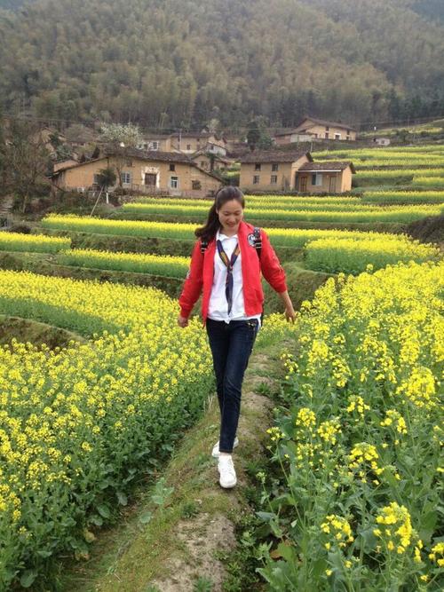 村里有个姑娘叫小芳,长的好看又善良.一双美丽的大眼睛,辫子粗又长.