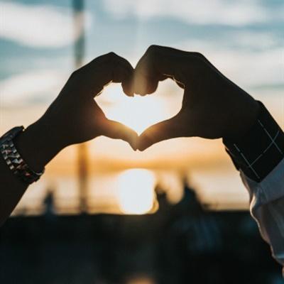 qq头像比心手势男