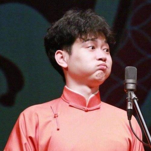 孟鹤堂 嘟嘴 颗粒感 粉色大褂 头像