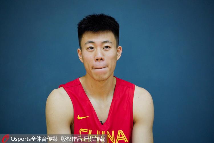 他叫张镇麟,出生于辽宁沈阳的篮球世家,13岁只身赴美追逐篮球梦想,在