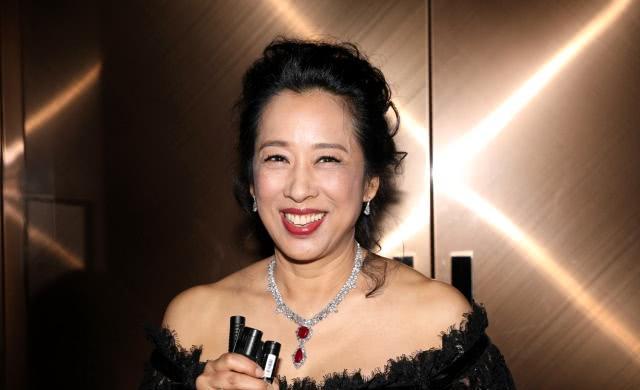 与霍震霆离婚,她也没有成"豪门弃妇",而是嫁给了另一位香港富豪罗康瑞