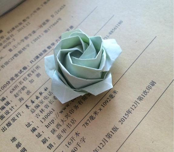 手工折纸diy简单五瓣川崎玫瑰折纸方法