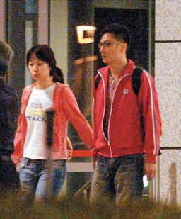 吴镇宇(右)牵着老婆走出信义诚品.