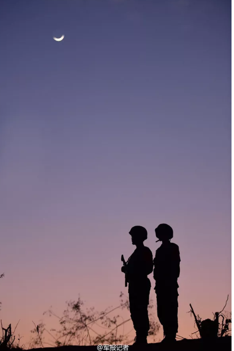 节日期间站岗执勤的军人. 我为祖国站岗.