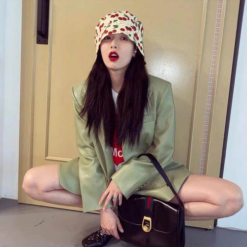 原创泫雅堪称"猛男卸妆",把脸拉扯到变形,娜扎更是直接手撕假睫毛