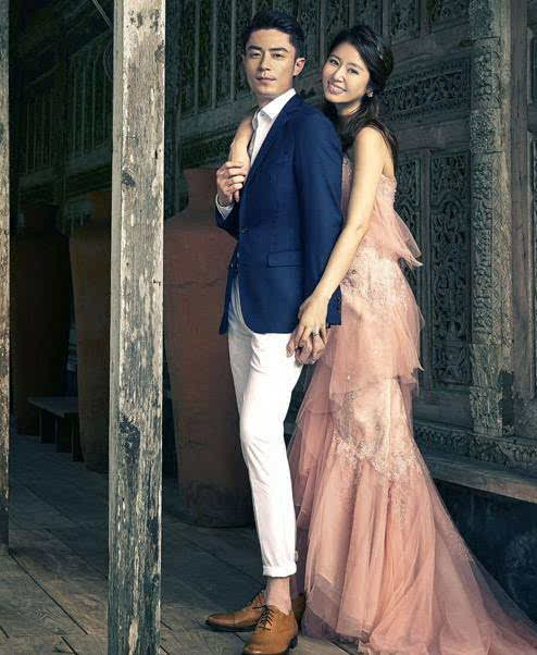 林心如晒自拍,墨镜中竟是.