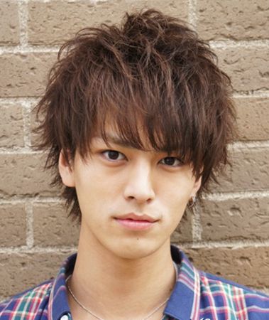 男生齐刘海流行烫发发型 时尚发型设计更显阳光帅气