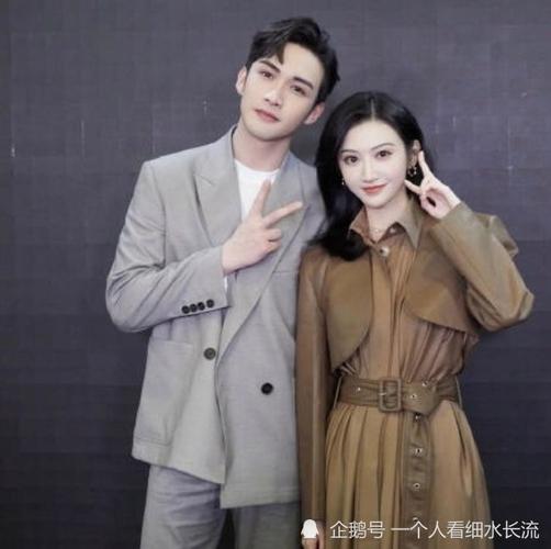 景甜张彬彬出席《司藤》庆功宴,轮番敬酒被抓拍,无滤镜生图:绝配