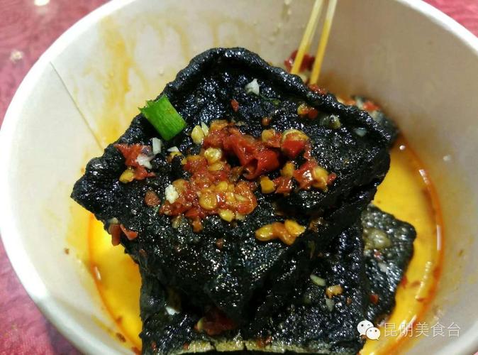 两女子在昆明市中心摆了一个臭豆腐小摊直接臭到呈贡安宁