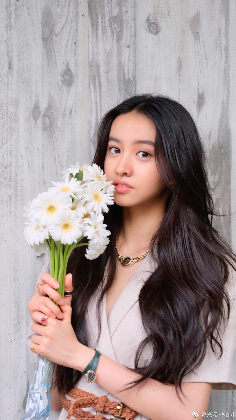 木村光希卷发优雅侧颜精致 手持花束嫣然一笑超甜美
