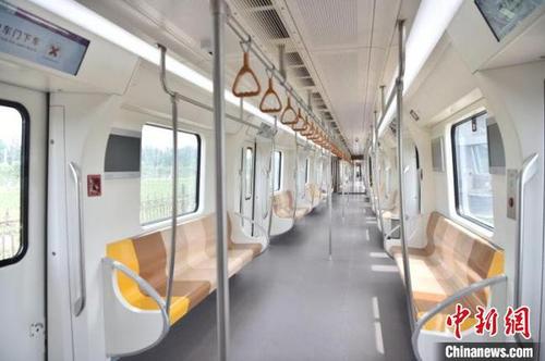 北京地铁19号线首列车正式亮相