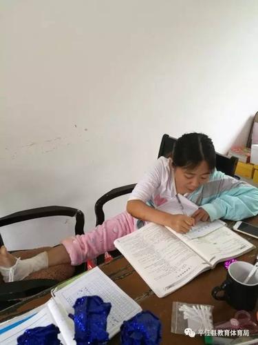钟洞学区:女教师坚持单脚站立上课