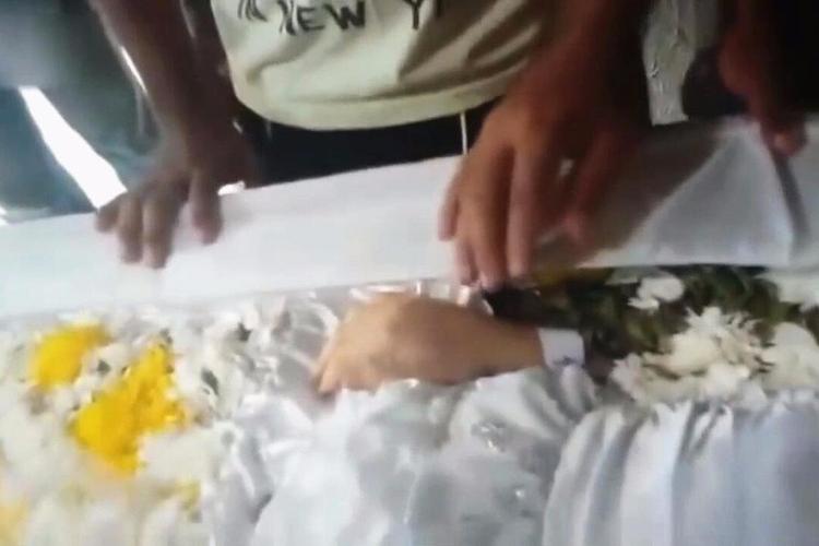 少女遗体静躺棺木中已24小时 亲友一摸她动了