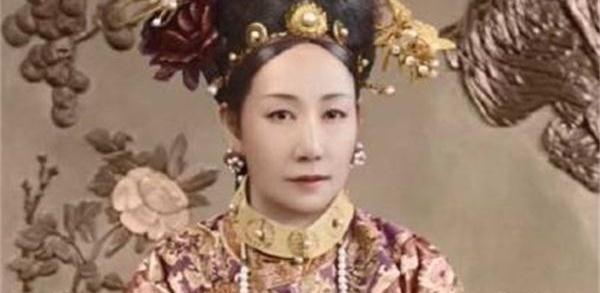 这张年轻慈禧彩照是故宫镇馆之宝?故宫:假的