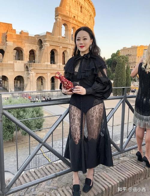 章小蕙在国外这么敢穿一袭蕾丝裙显出尤物身材哪像大婶的年纪