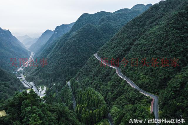 国庆节一大清早登上遵义娄山关,俯瞰大娄山脉满眼秀色,江山如画.