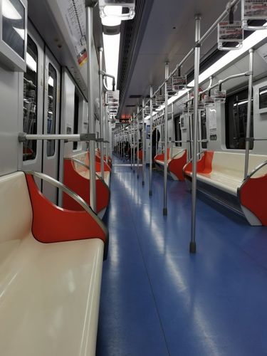 上海地铁11号线江苏路站往嘉定北方向,这一节车厢基本是空的