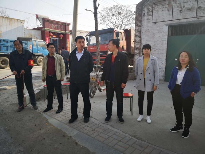 三陵乡党委书记吕建峰下村督导禁烧防火工作.