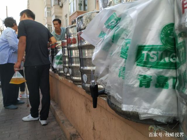 青岛老百姓喜欢用塑料袋装啤酒,提回家喝.