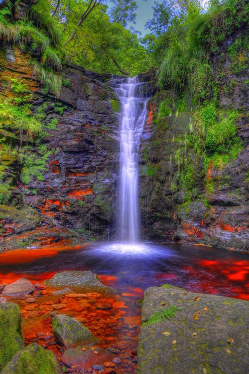 绵绵细水瀑布流