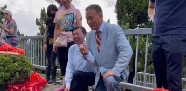 拜把子经典名场面有不少网友不理解这种做法,这难道不是旧社会的糟粕