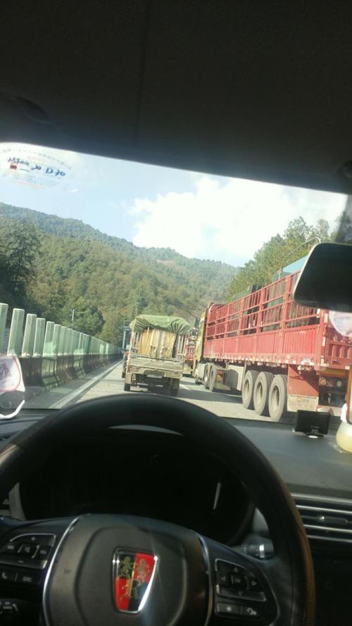 高速路况实时查询:堵车缓行,g56杭瑞高速大理至保山段