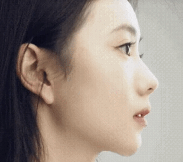 此外,眼睛一般瞳仁清亮,瞳孔又大又黑,能像小鹿一样温柔温柔.