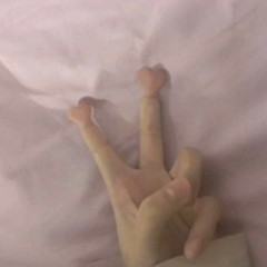 主要是各种另类的方式用手指比心,包括超多用手指被门夹了变爱心来