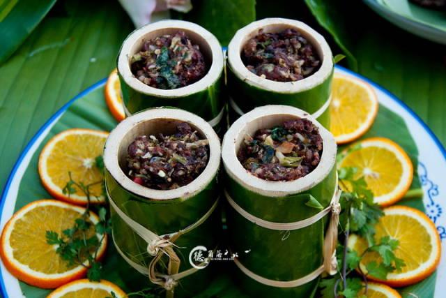 其它 正文  竹筒是景颇族人在家里,野外做菜离不开的天然厨具,可以说