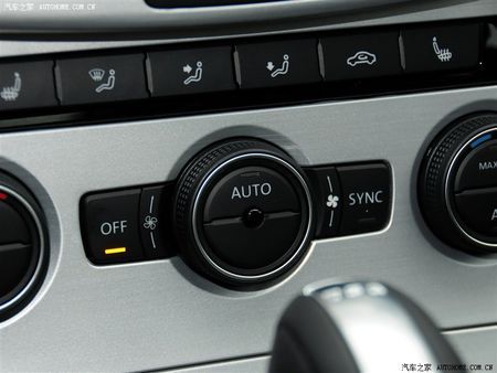 迈腾的自动空调,空调系统中有一个空气质量传感器,当检测到室外空气