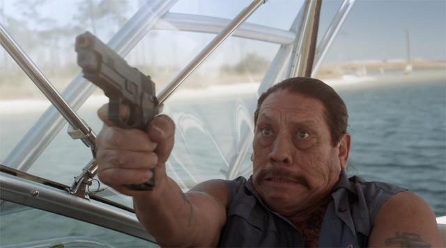 夺命三头鲨游客拿枪对付鲨鱼哪知鲨鱼已经变异瞬间把人吞掉