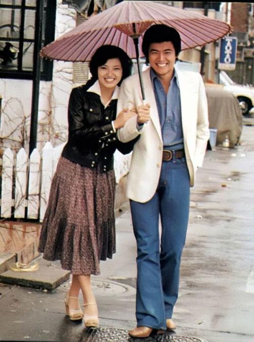 62岁山口百惠晚年照片,裹着黑大衣挎着白包,优雅从容有气质!