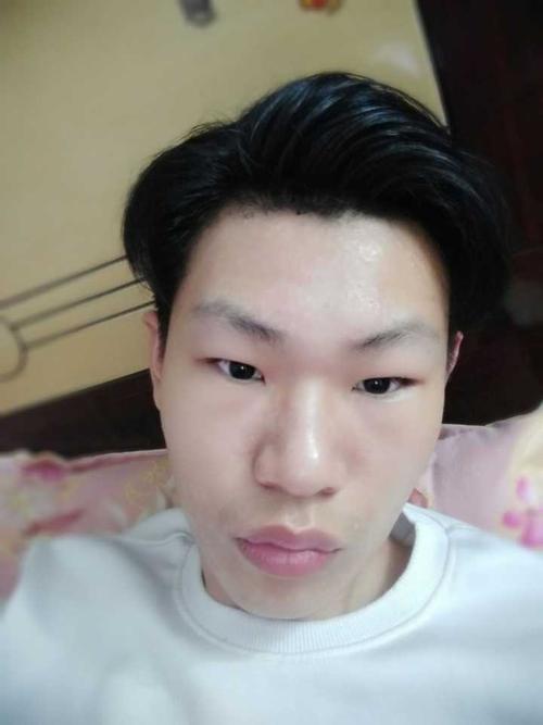 菱形脸 大鼻子 厚嘴唇 小眼睛的男生适合什么样的发型